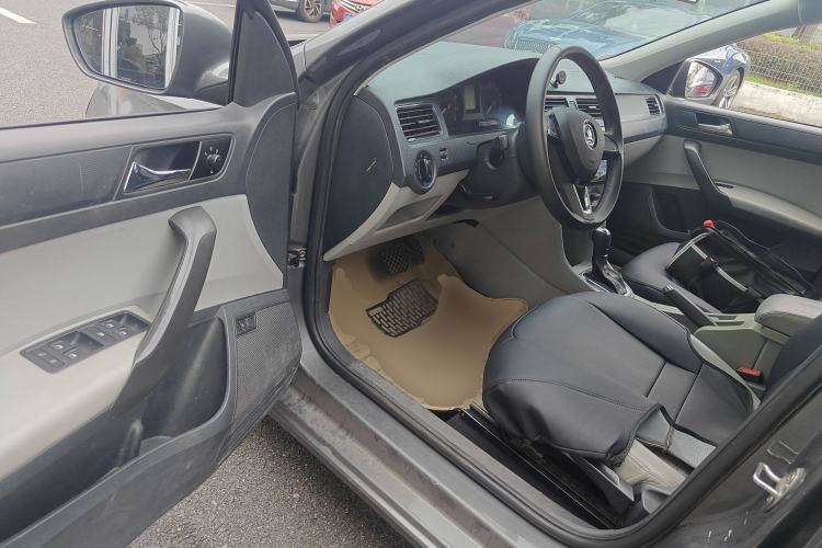 Used Skoda Rapid 2015 1.6L Automatic Smart Selection Model