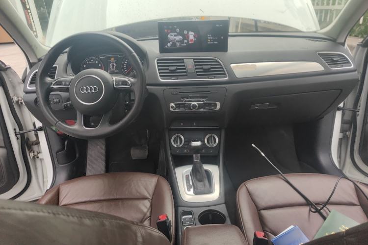 Used Audi Q3 2013 35 TFSI Comfort Model Center Console