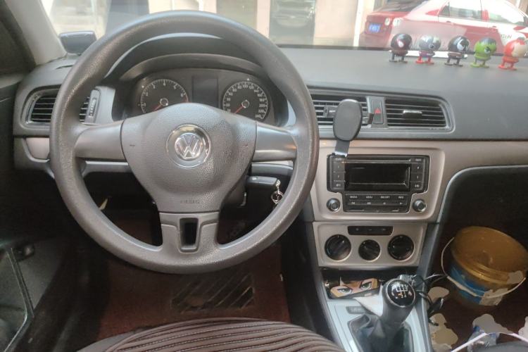 Used Volkswagen Lavida 2013 Revised Classic 1.6L Manual Fashion Edition Center Console