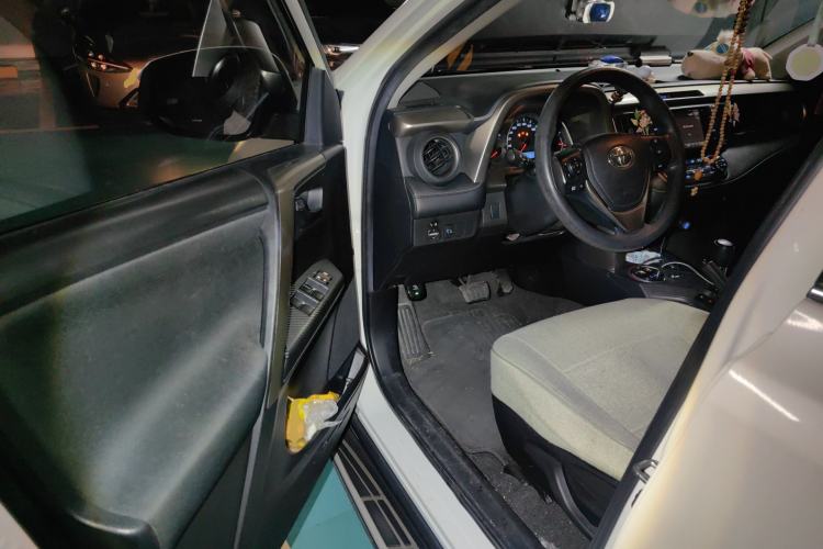 Used Toyota RAV4 2015 2.0L CVT Two-Wheel Drive Fashion Edition Driver Seat