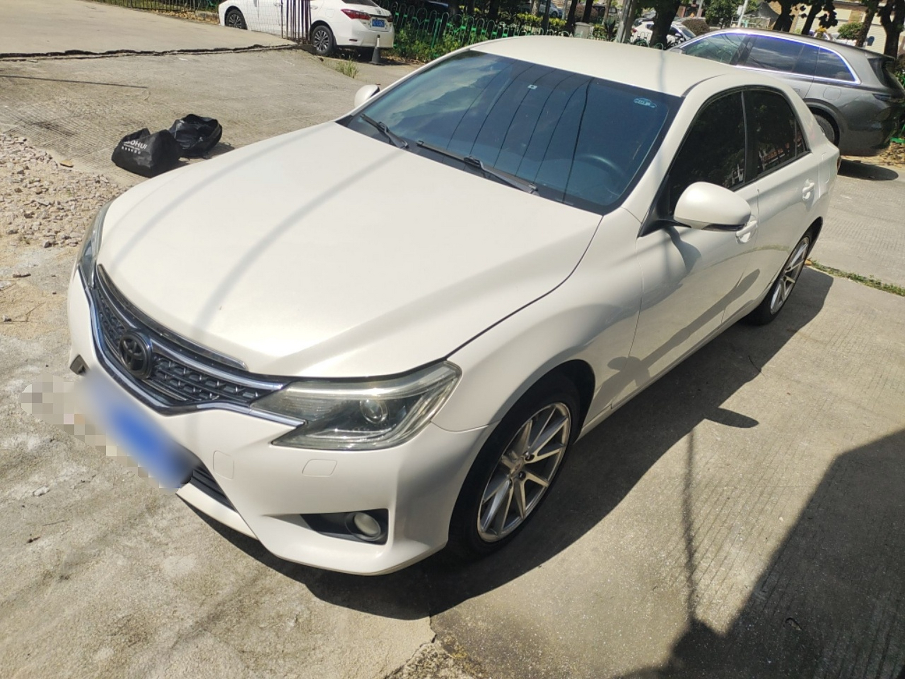 Под передней частью автомобиля