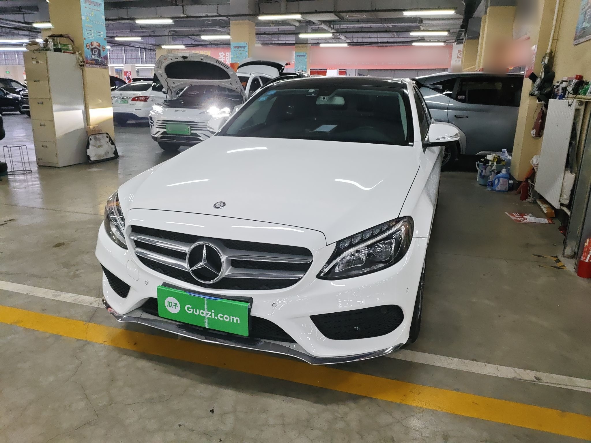 Под передней частью автомобиля