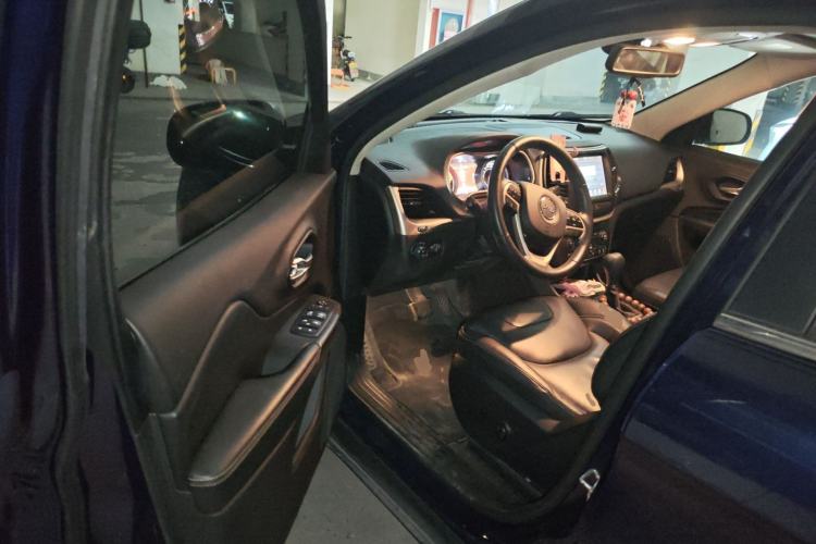 Used Jeep Cherokee 2017 2.4L Leading Smart Edition Driver Seat