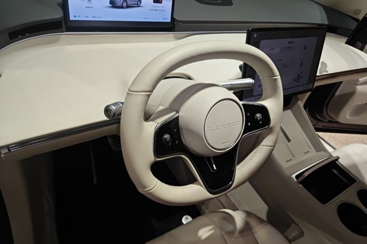 Used Hima Luxeed R7 2024 All-Electric 736 km Ultra Center Console