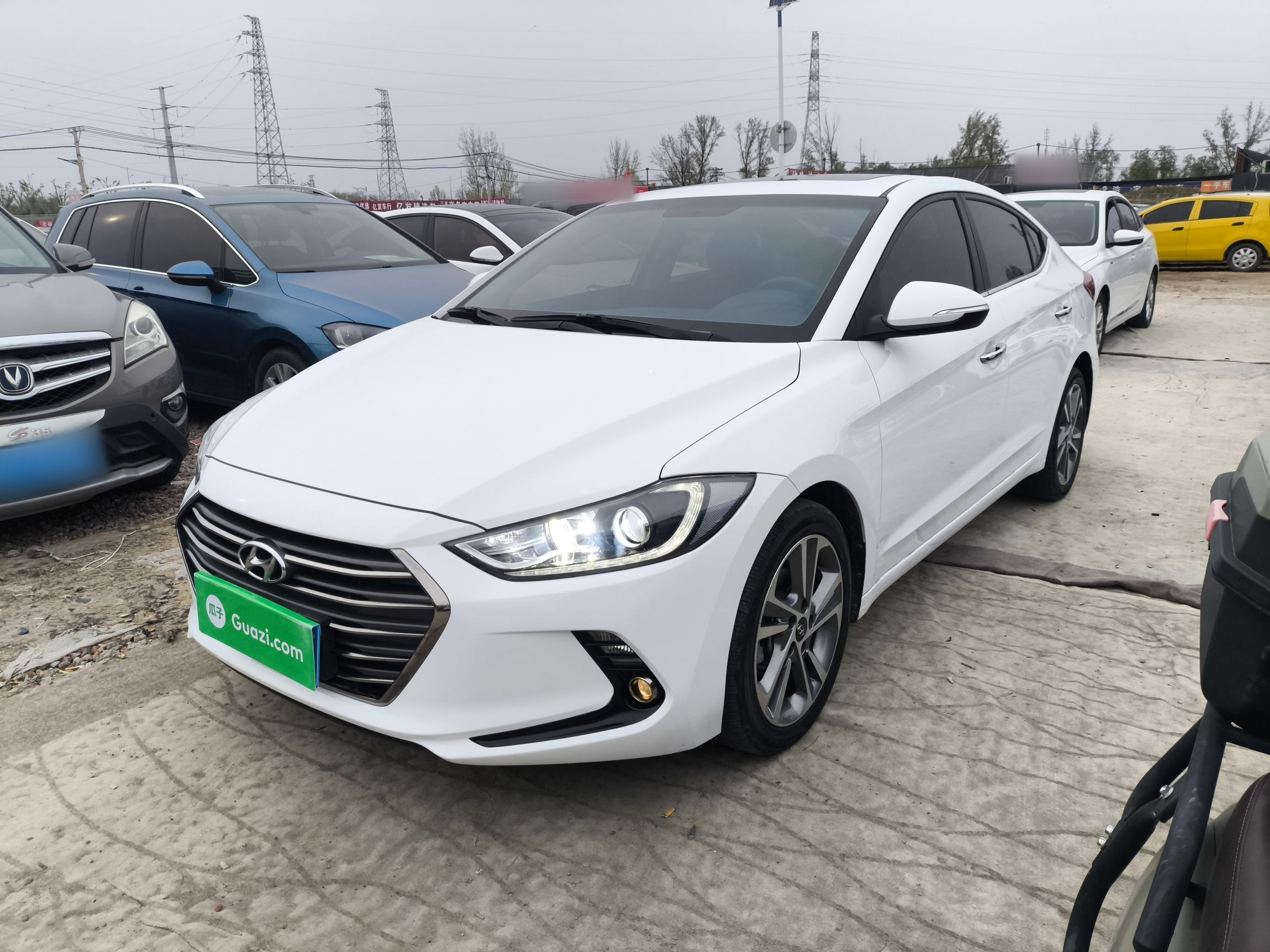 Под передней частью автомобиля