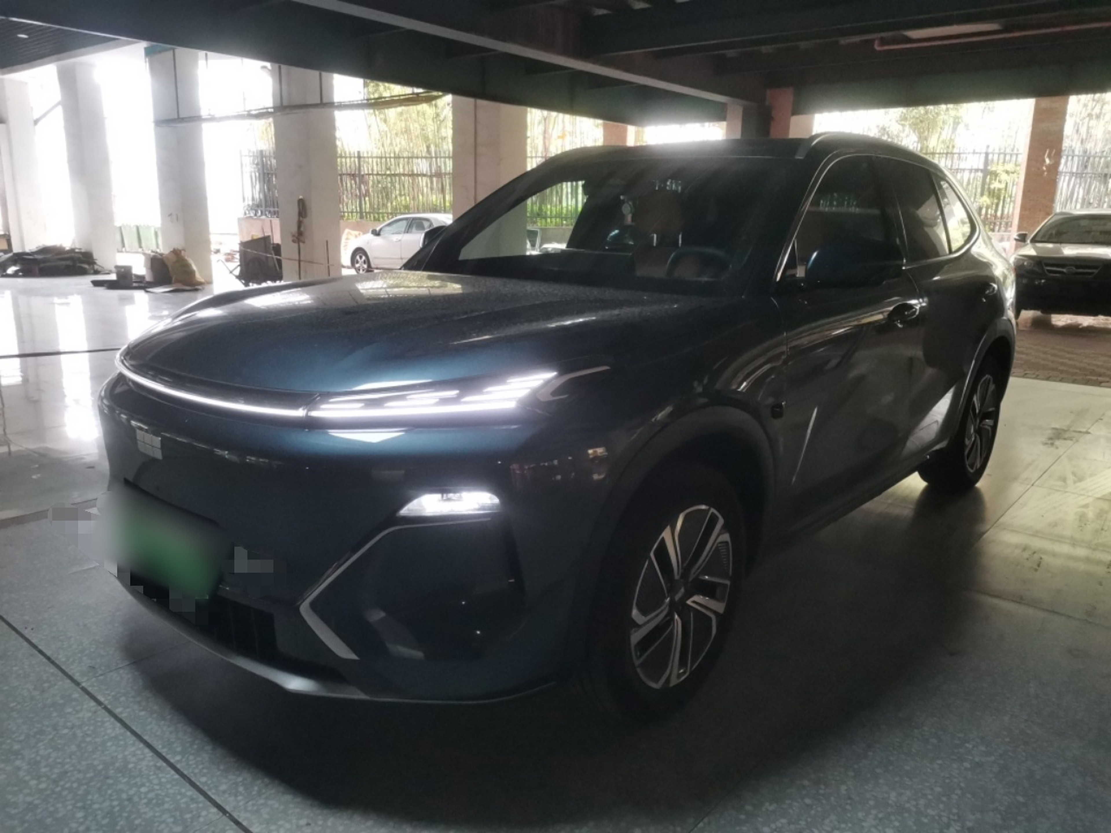 Под передней частью автомобиля