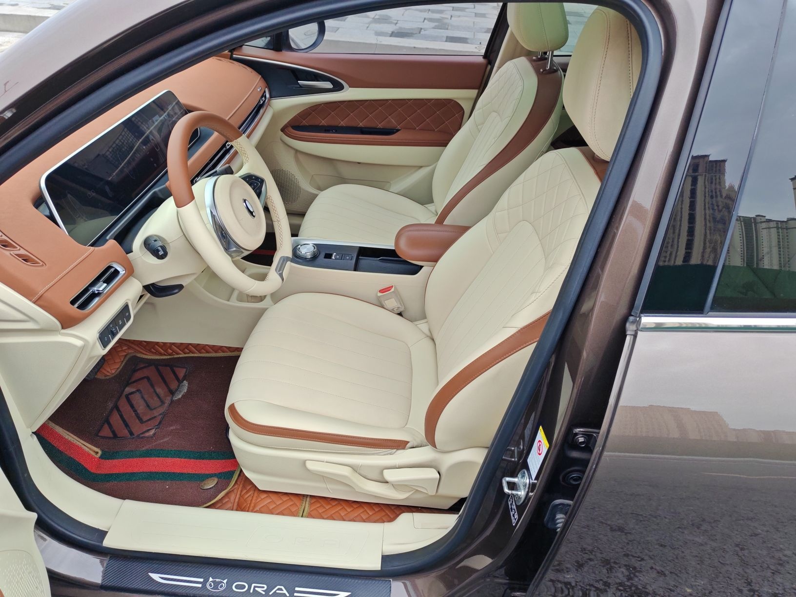 المقاعد الأمامية داخل السيارة