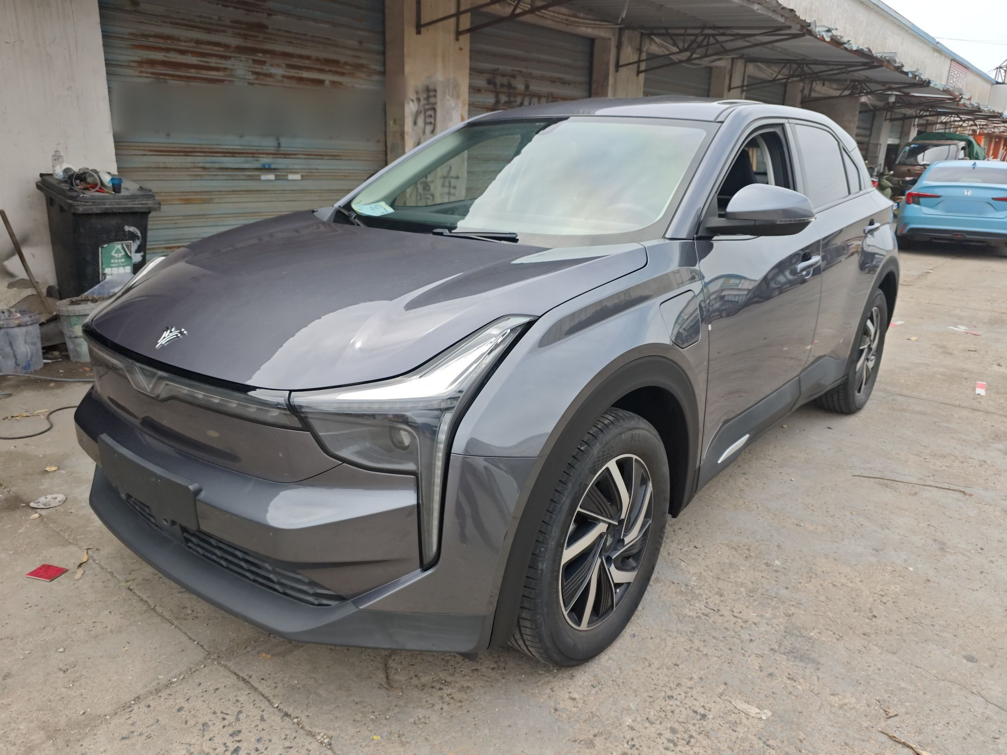 Под передней частью автомобиля