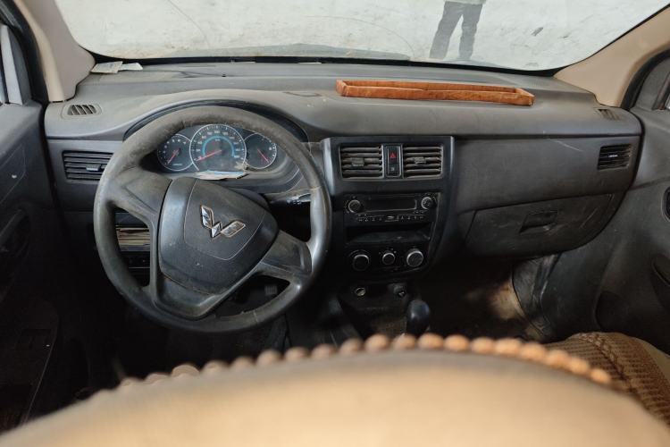 Used Wuling Rongguang V 2016 1.5L Standard Version
