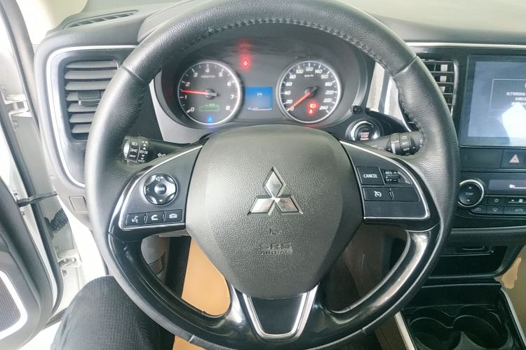 Used Mitsubishi Outlander 2018 2.0L Two-Wheel-Drive Jiale Edition 7-Seater
