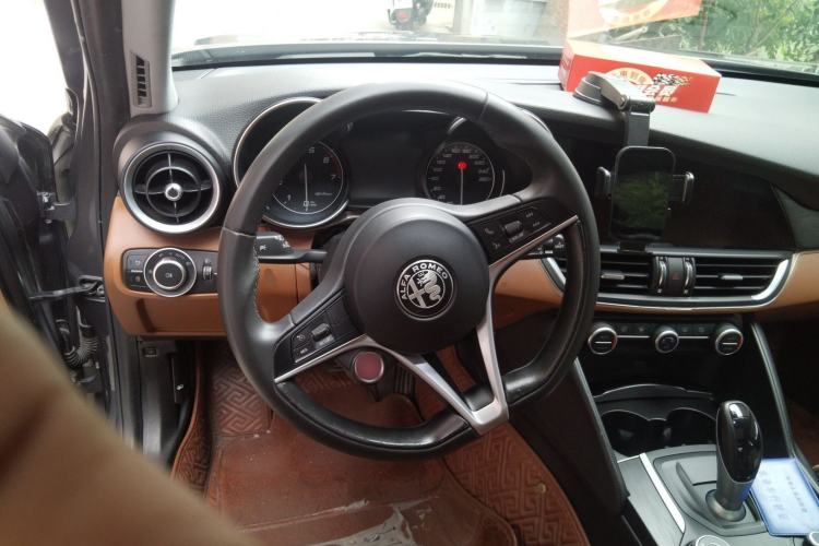 Used Alfa Romeo Giulia 2017 2.0T 200HP Luxury Edition Steering Wheel