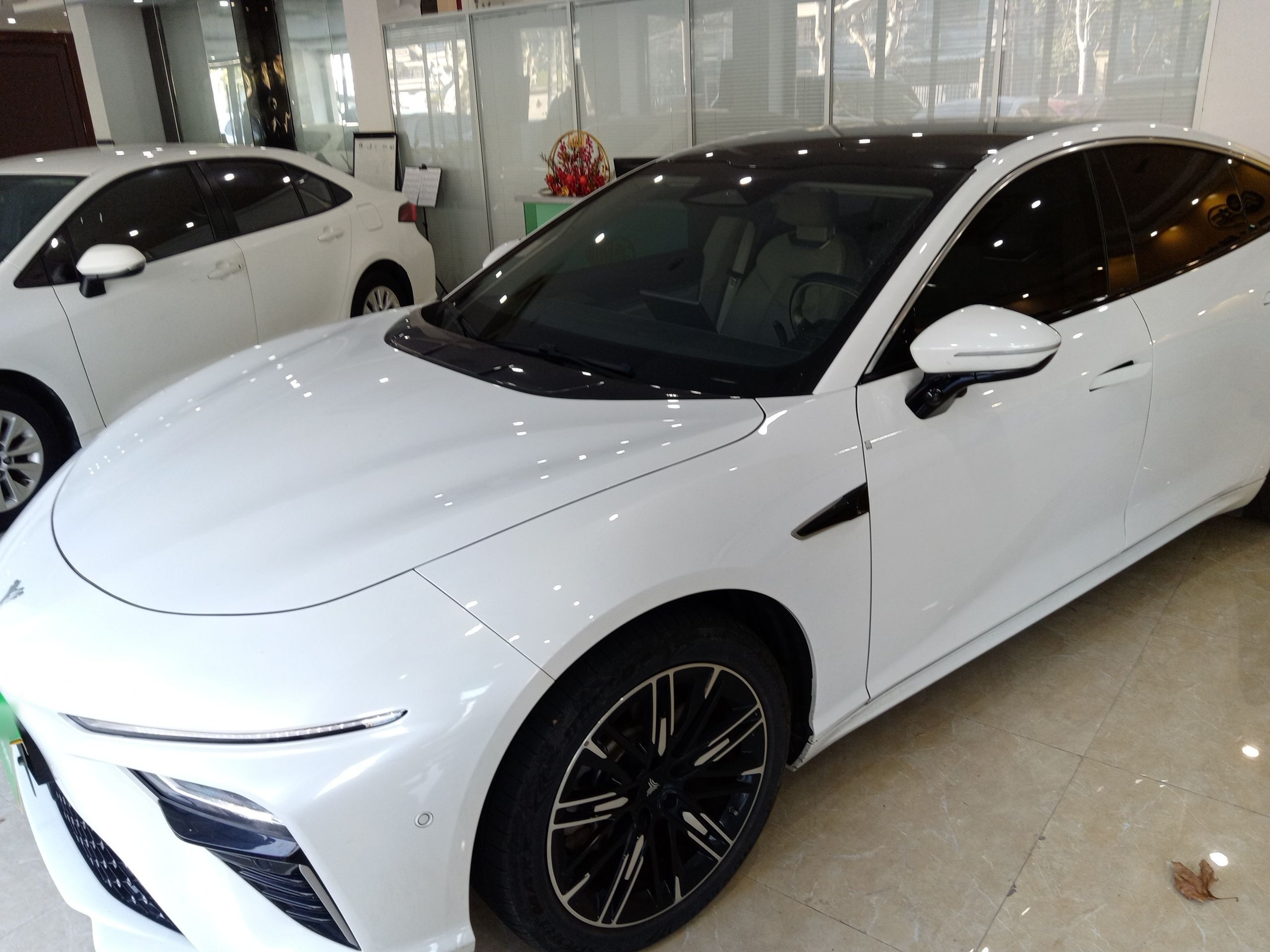 تحت مقدمة السيارة