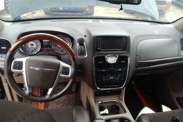 Used Chrysler Grand Voyager 2013 3.6L Luxury Edition Center Console