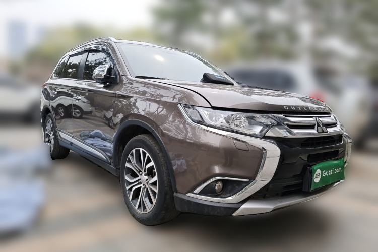 Used Mitsubishi Outlander 2016 2.4L 4x4 Elite Edition 7-Seater Front Right 45 Deg