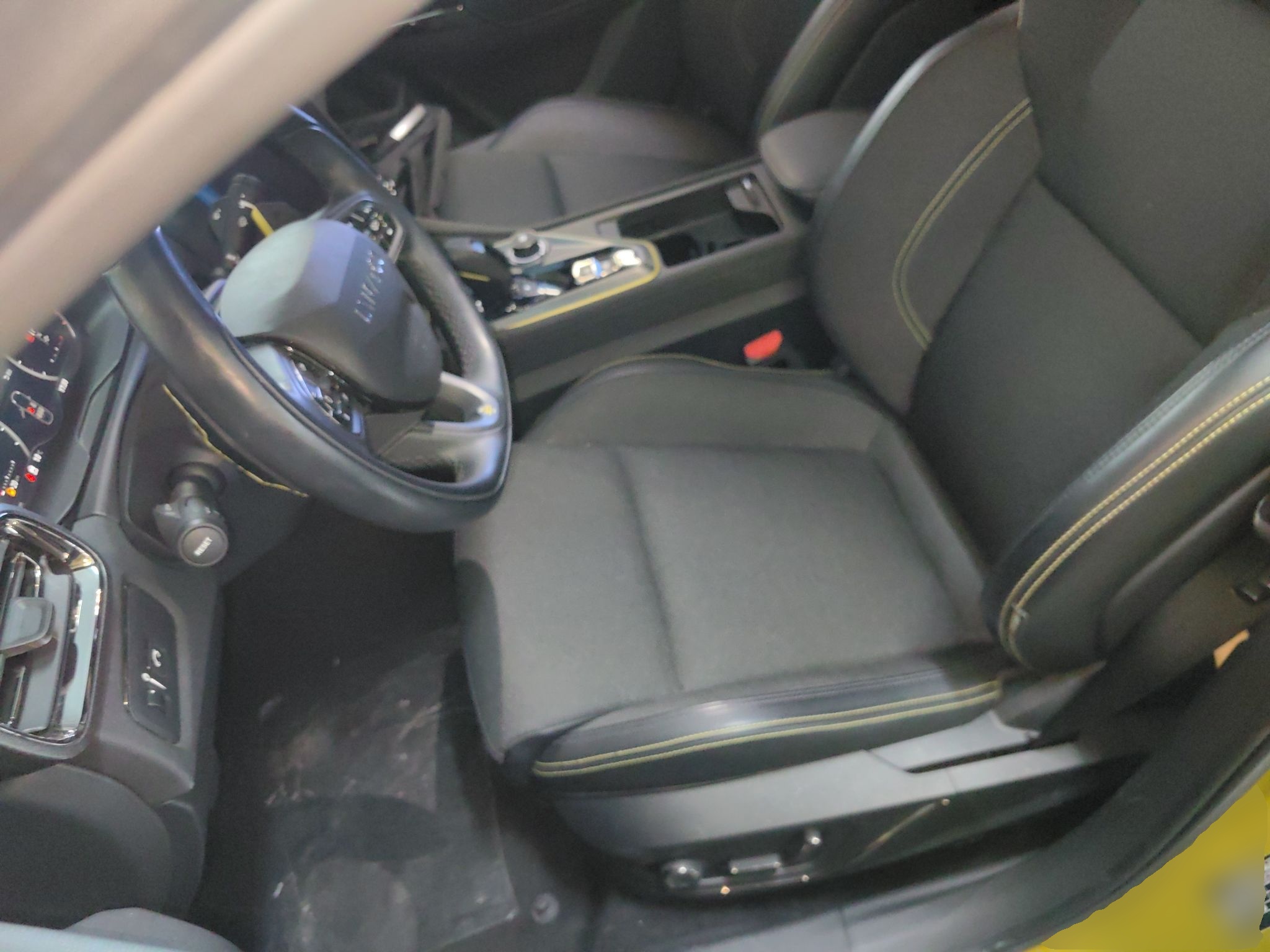 Переднее сиденье в автомобиле