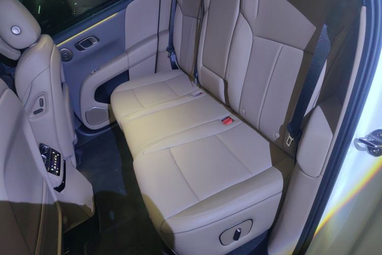 Used Li Auto i6 2025 Model Four-Wheel-Drive Standard Type
