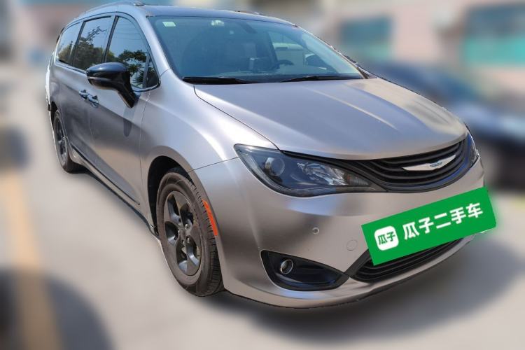 Used Chrysler Grand Voyager PHEV 2018 3.6L Plug-in Hybrid Front Right 45 Deg