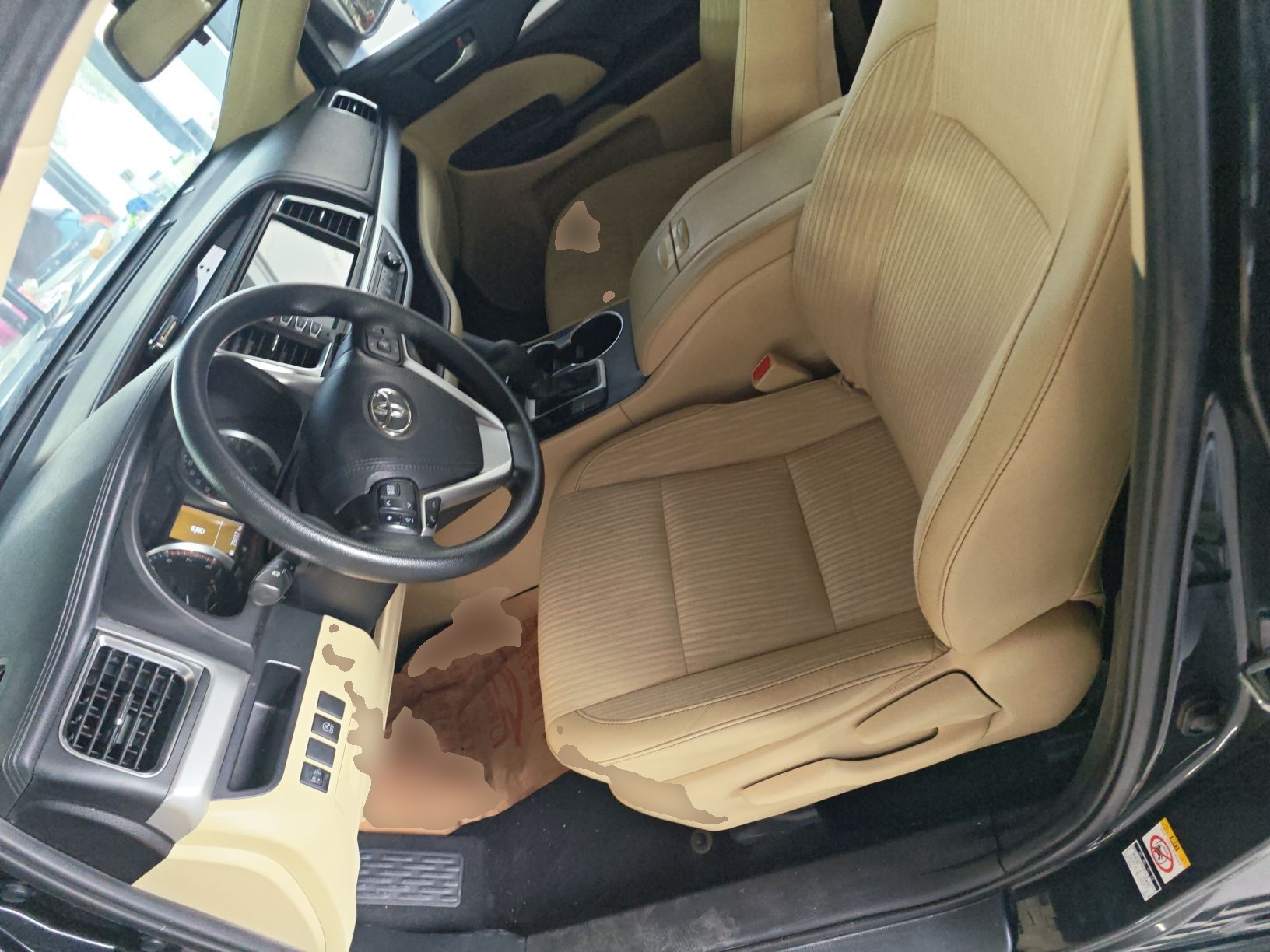 المقاعد الأمامية داخل السيارة