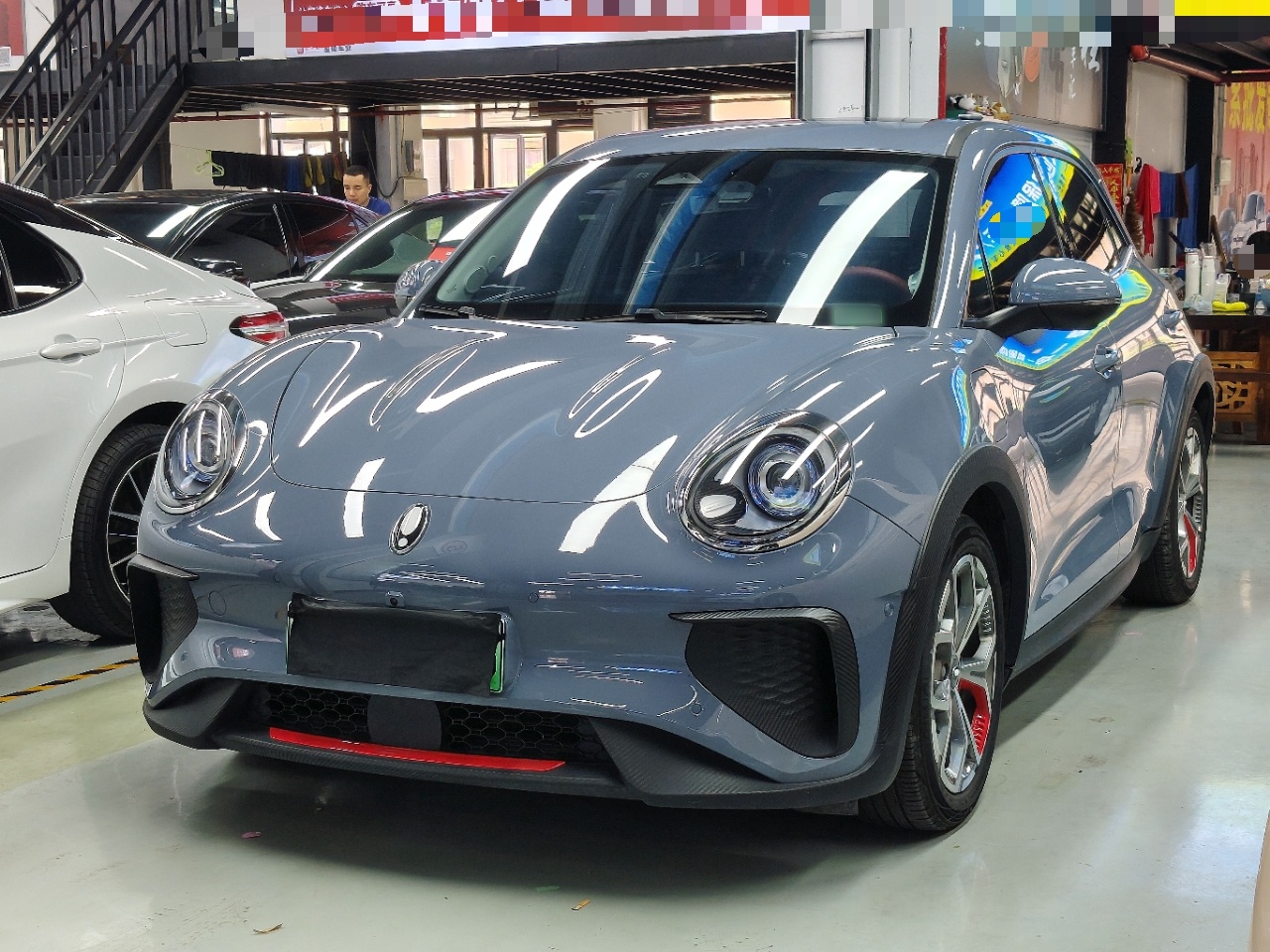 تحت مقدمة السيارة