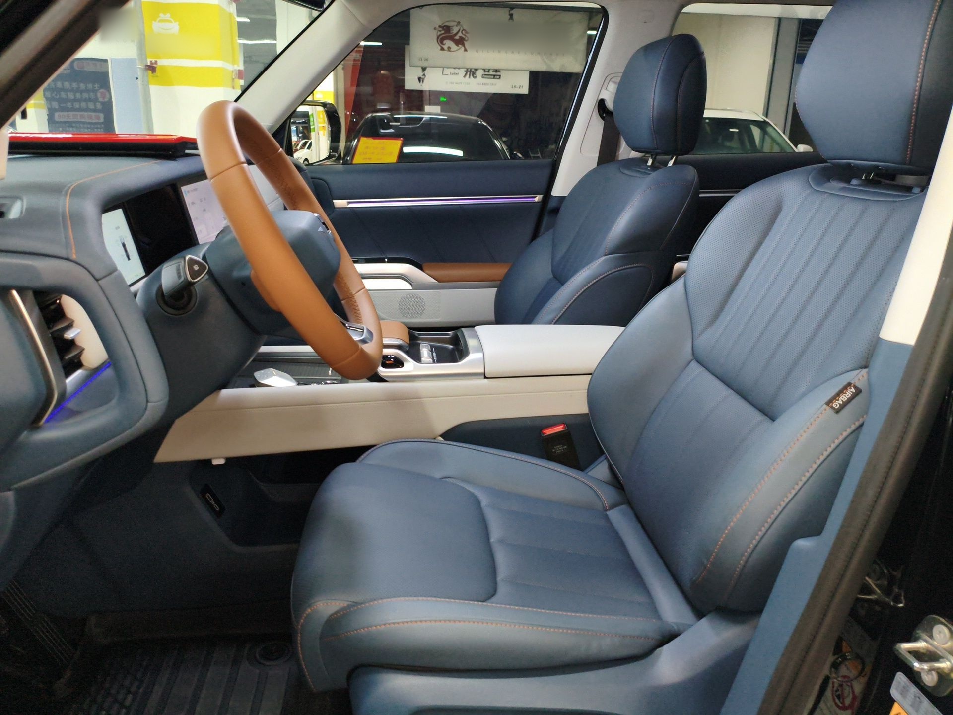 المقاعد الأمامية داخل السيارة