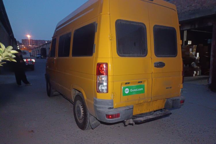 Used Iveco Daily 2020 2.5T A35 Passenger Van Single-Tire Mid-Roof Design 5-9 Seats with Sliding Side Door Meeting China V Emission Standards
