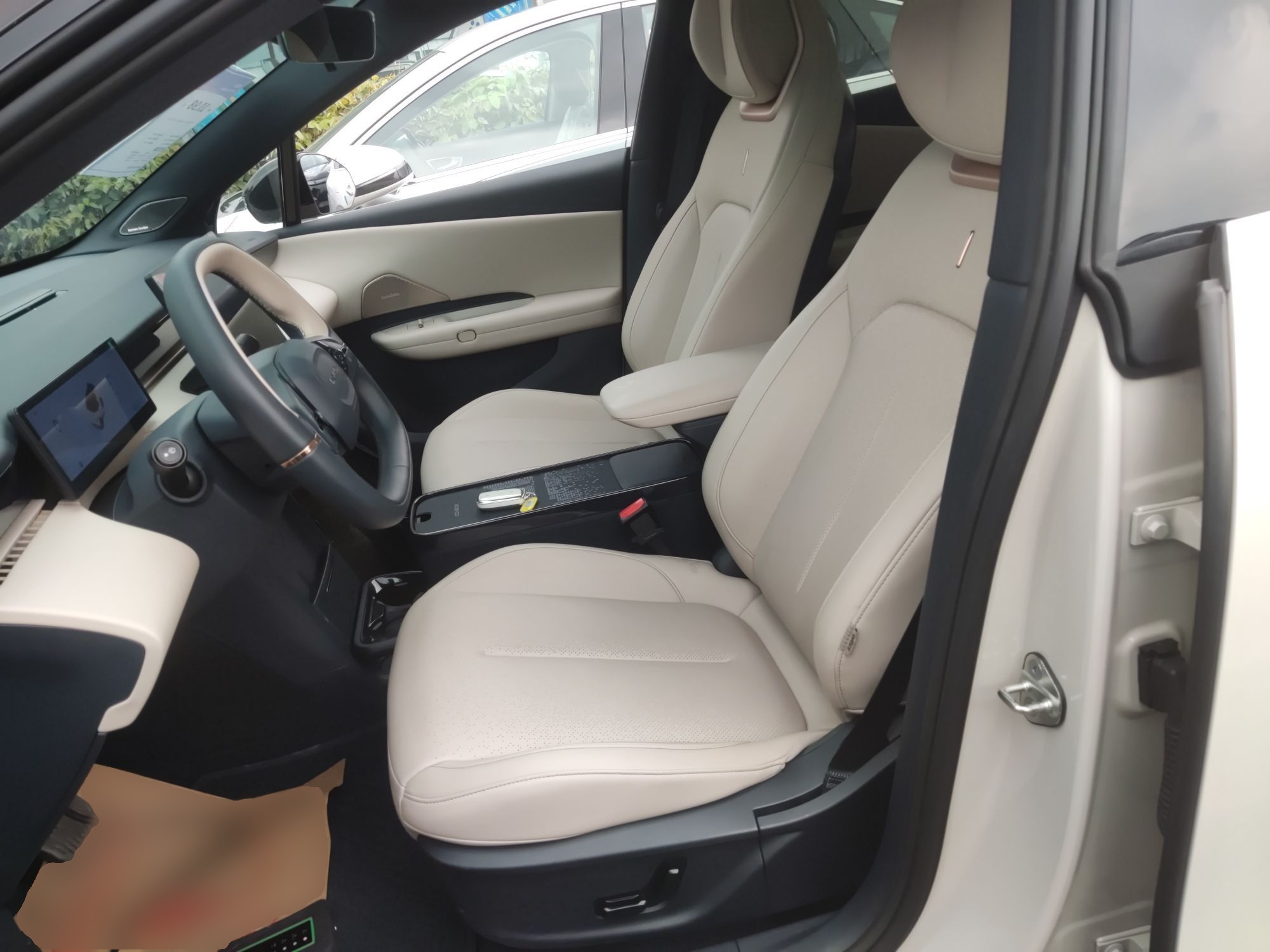 المقاعد الأمامية داخل السيارة