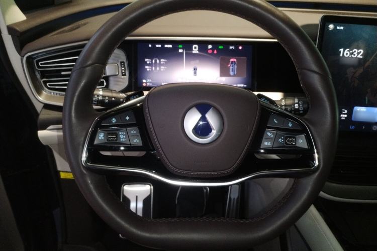 Used Denza D9 2025 DM-i Intelligent Drive 1020 Four-Wheel Drive Flagship Model
