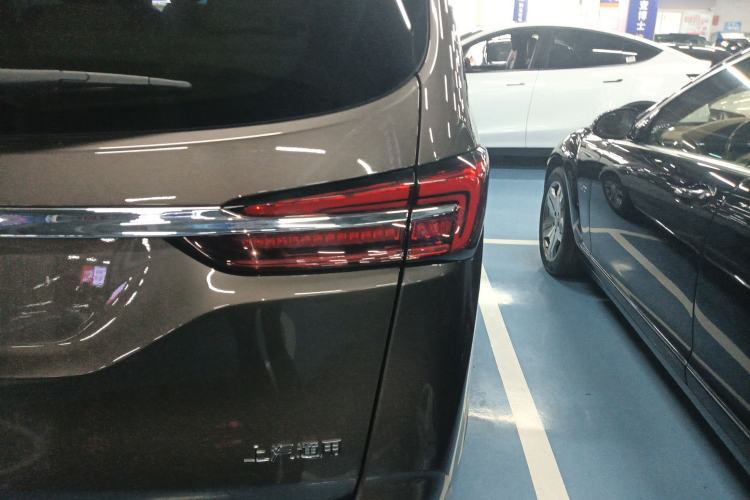 Used Buick GL8 2023 Facelifted Land Cruiser Executive Luxury Version
