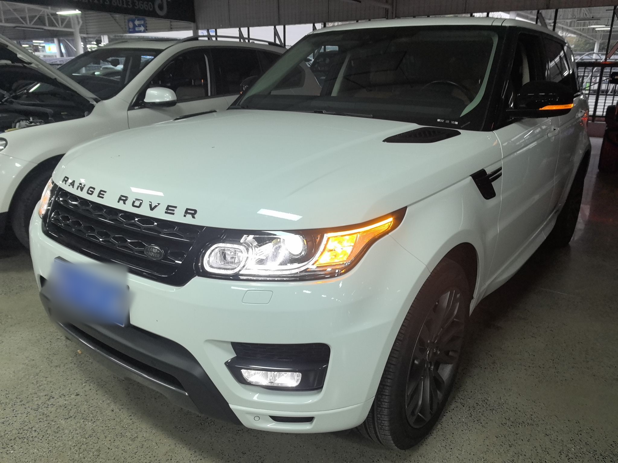 تحت مقدمة السيارة