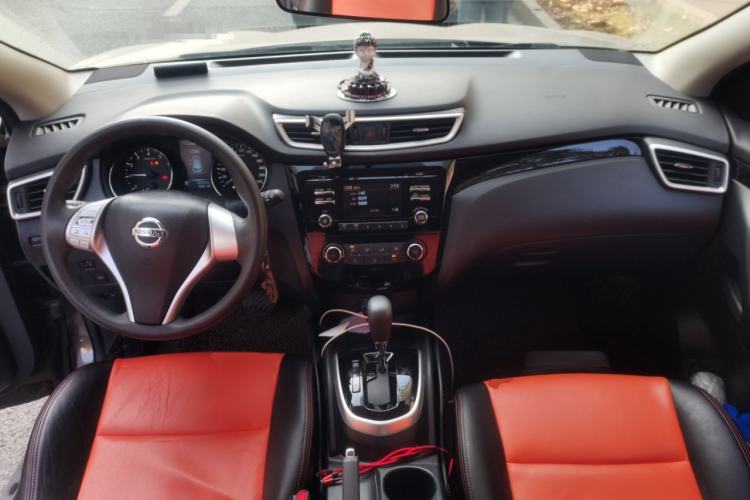 Used Nissan Qashqai 2016 2.0L CVT Elite Edition Center Console