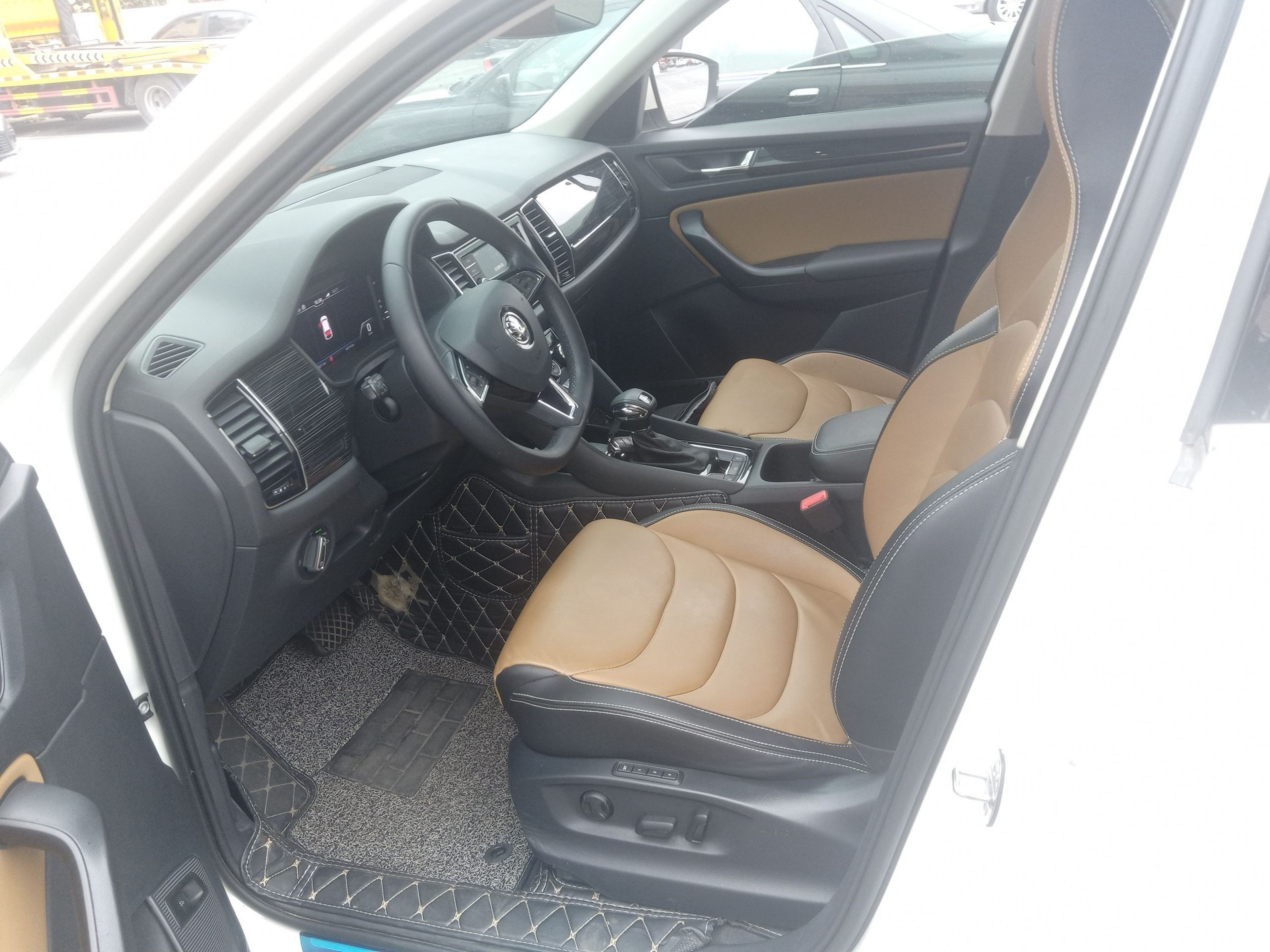 المقاعد الأمامية داخل السيارة