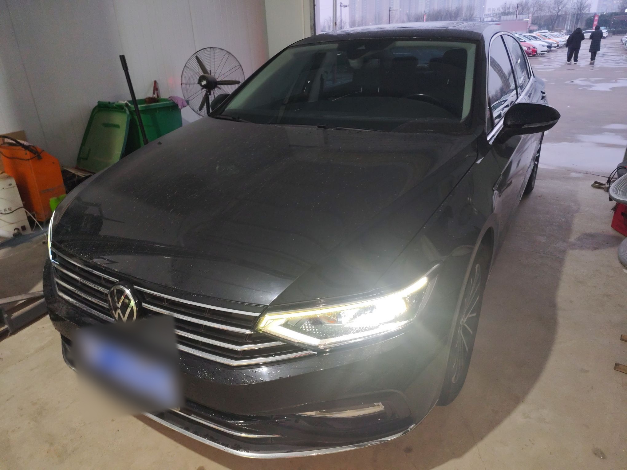 تحت مقدمة السيارة