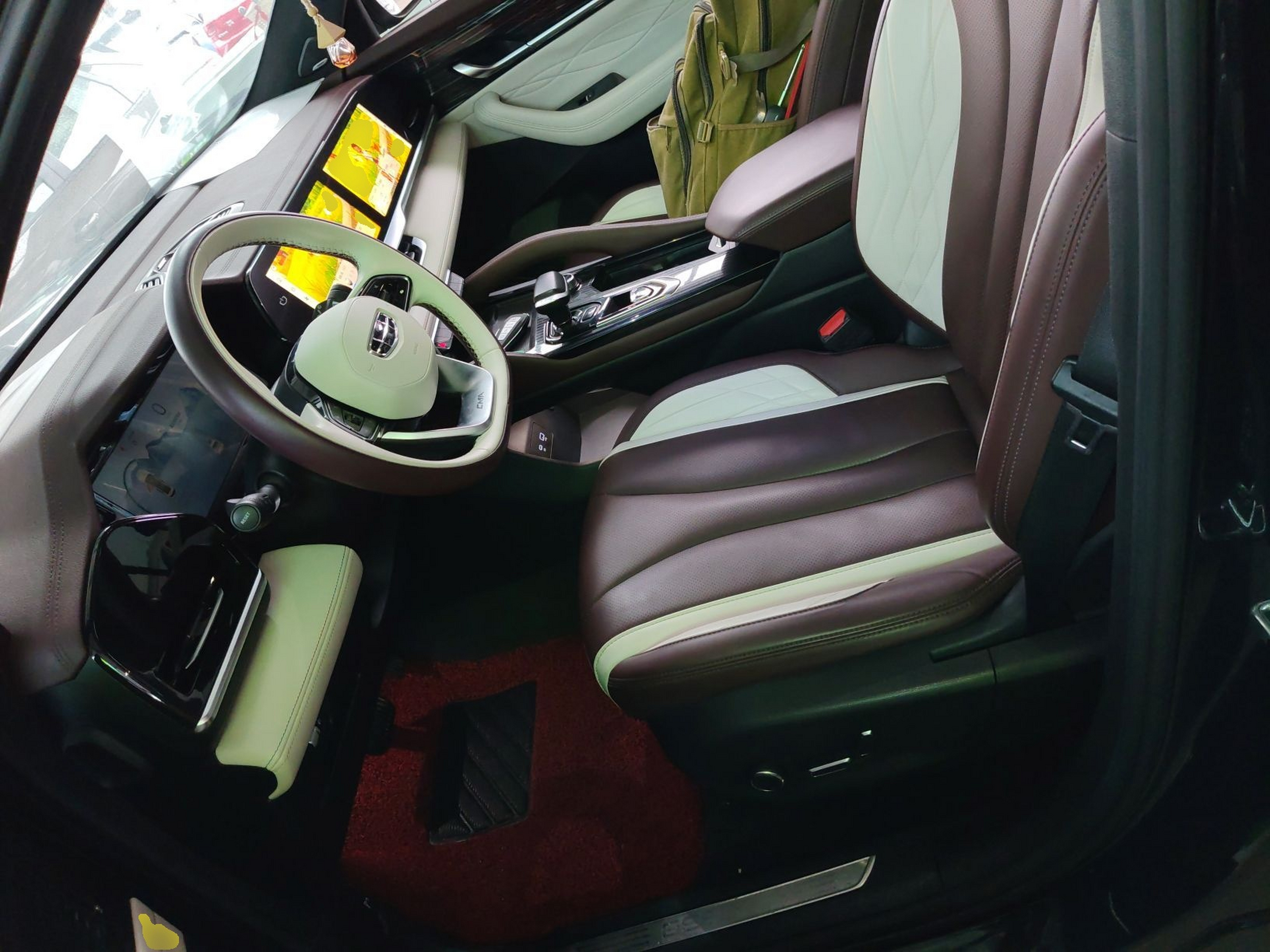 Переднее сиденье в автомобиле