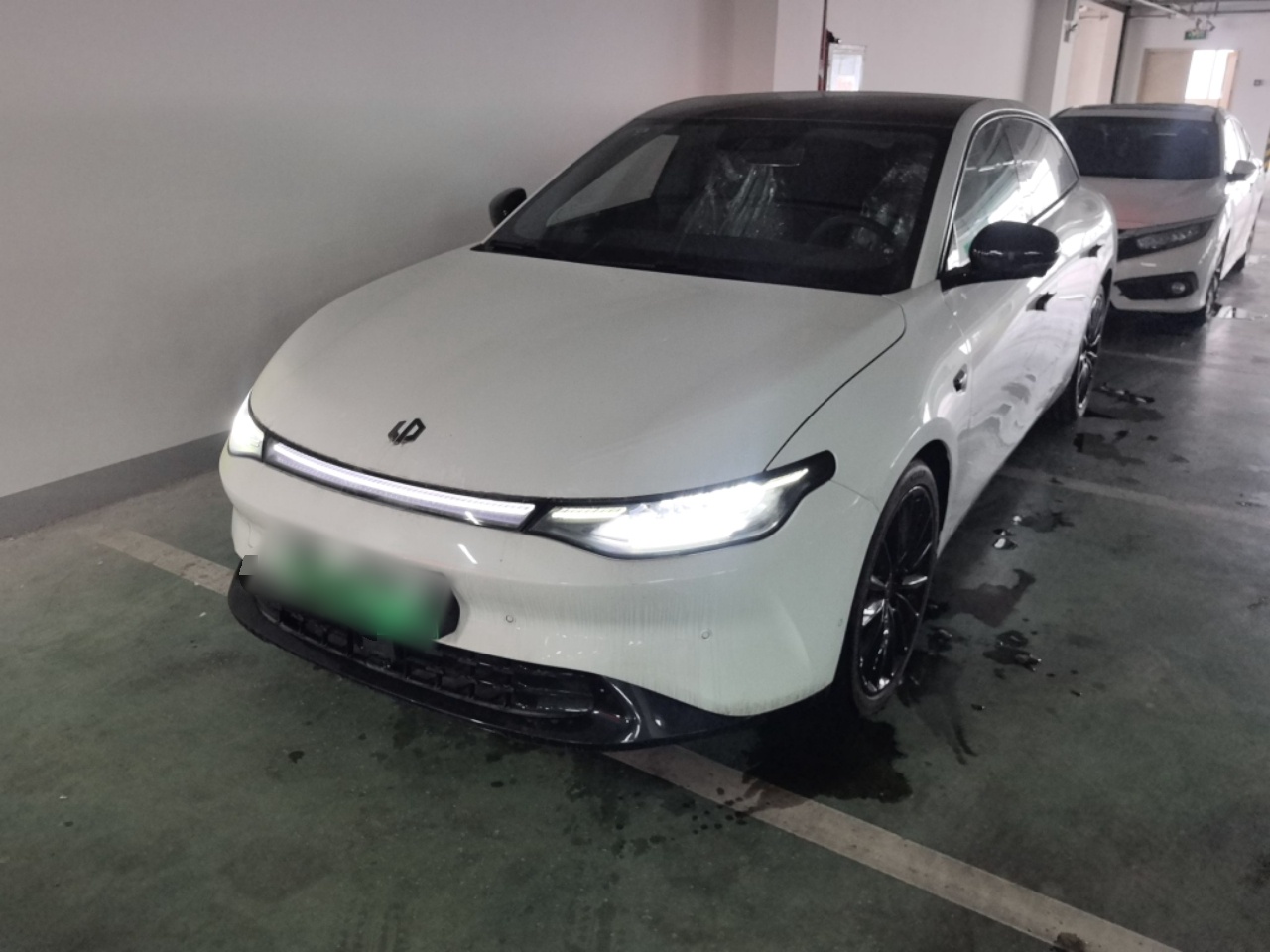 Под передней частью автомобиля