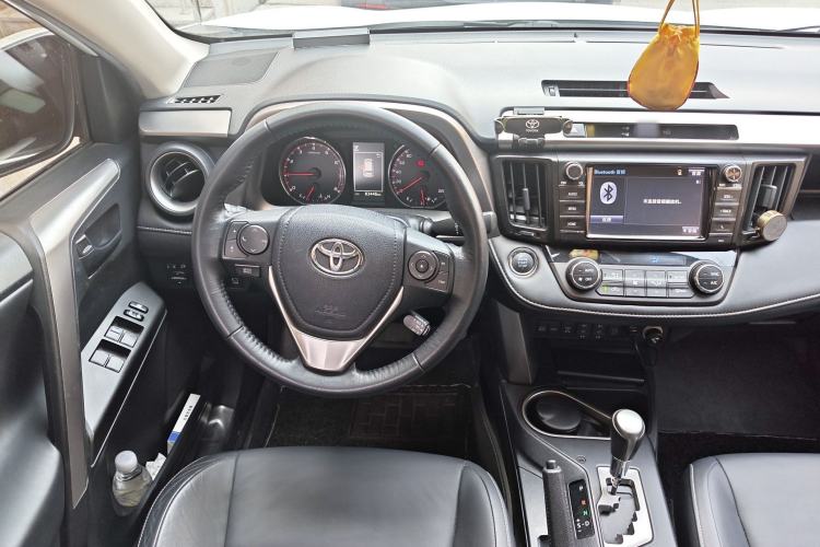 Used Toyota RAV4 2016 2.5L Automatic 4x4 Elite Edition Steering Wheel