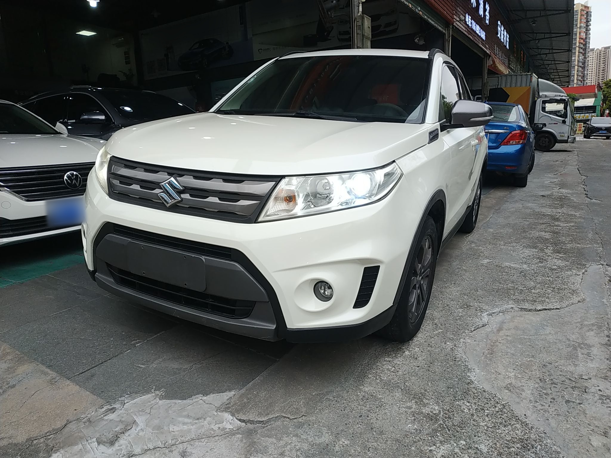 تحت مقدمة السيارة