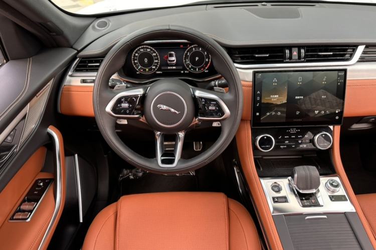 Used Jaguar F-PACE 2024 P250 R-Dynamic SE Interior 5