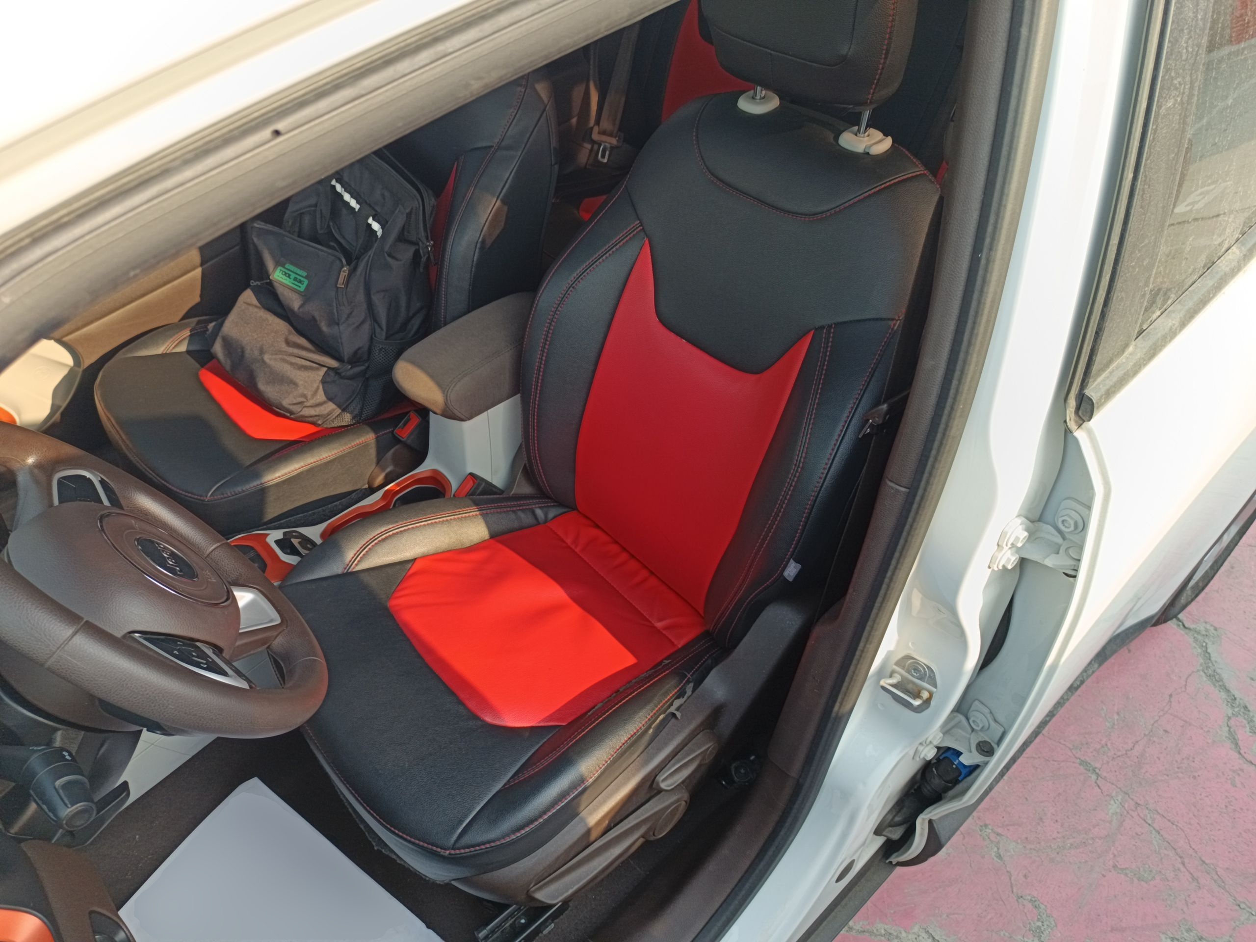 المقاعد الأمامية داخل السيارة