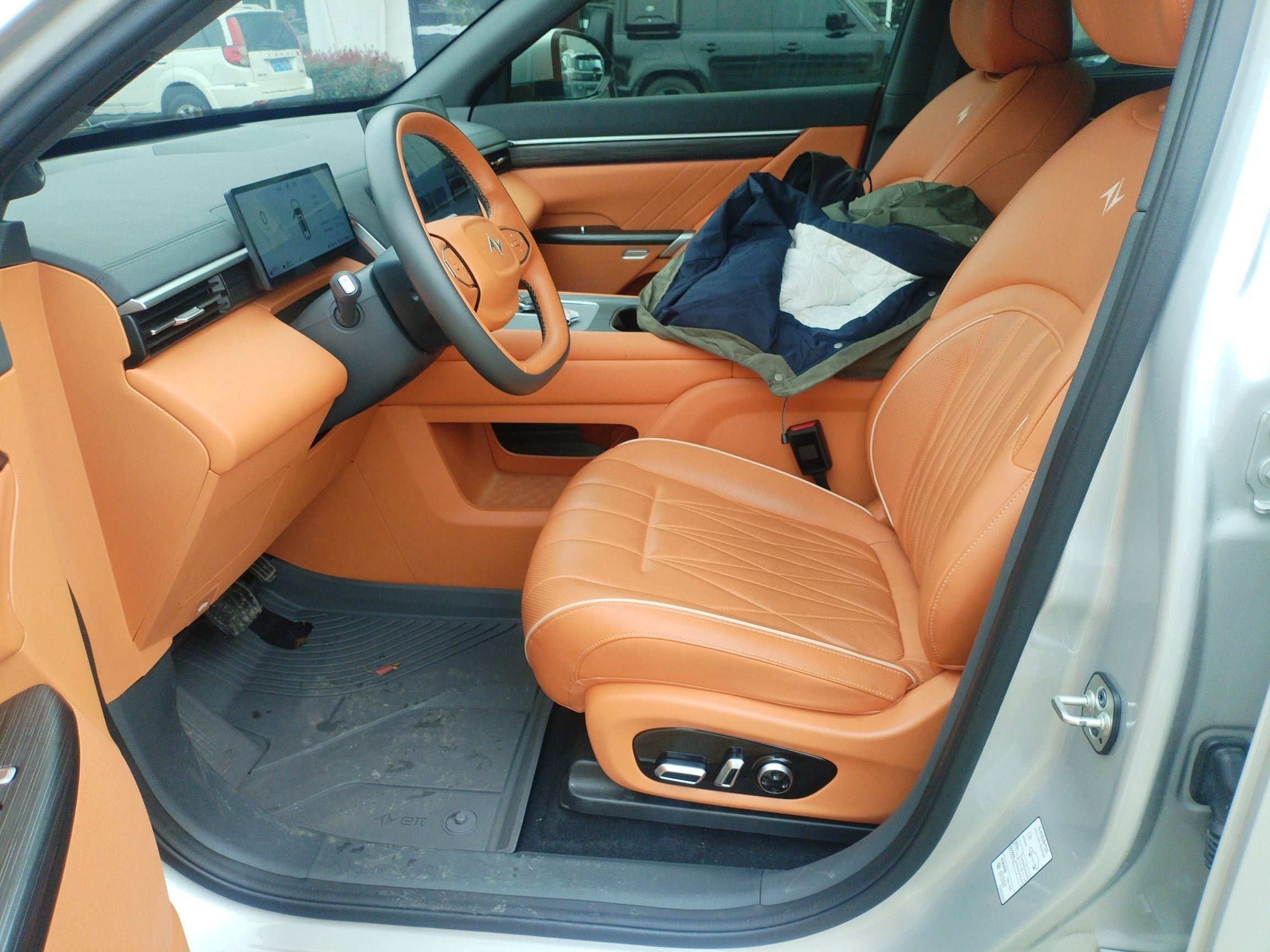 المقاعد الأمامية داخل السيارة