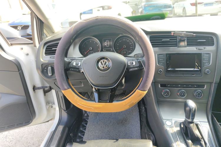 Used Volkswagen Golf 2016 230TSI Automatic Luxury Version
