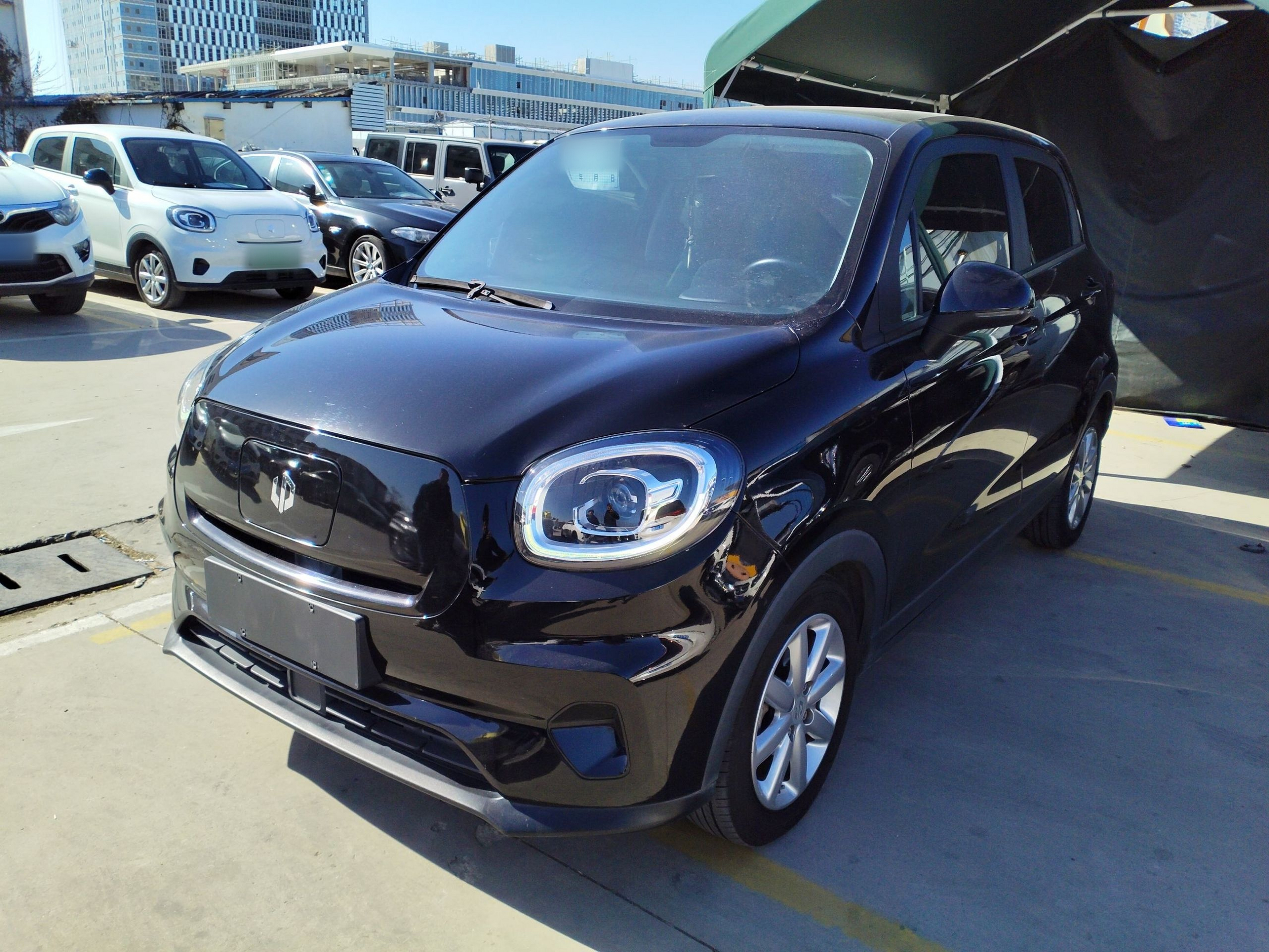 Под передней частью автомобиля