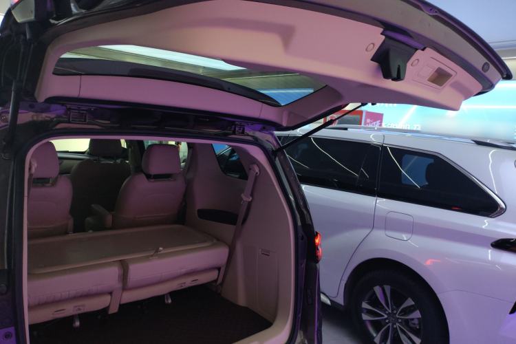 Used Buick GL8 2023 Facelifted Land Cruiser Executive Luxury Version
