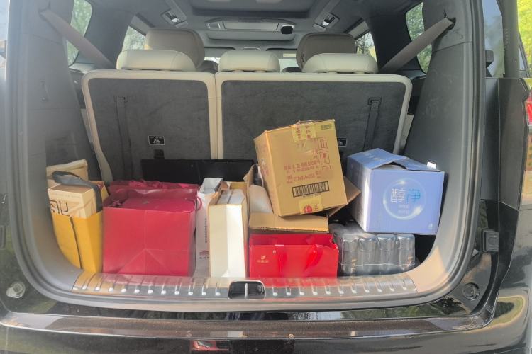 Used Zeekr 009 2024 7-Seater Walk-Through Version Four-Wheel Drive 108 kWh Trunk