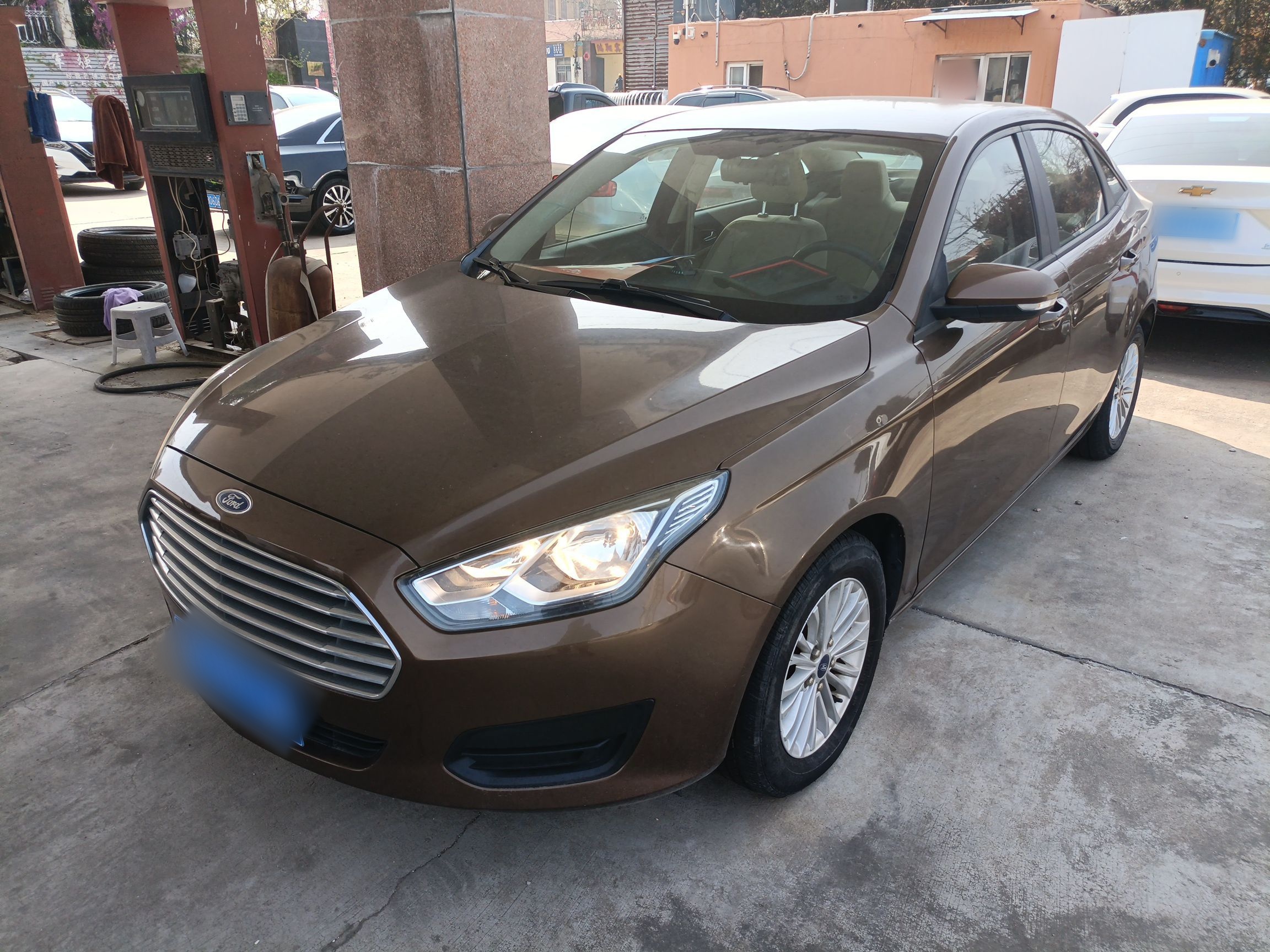 تحت مقدمة السيارة