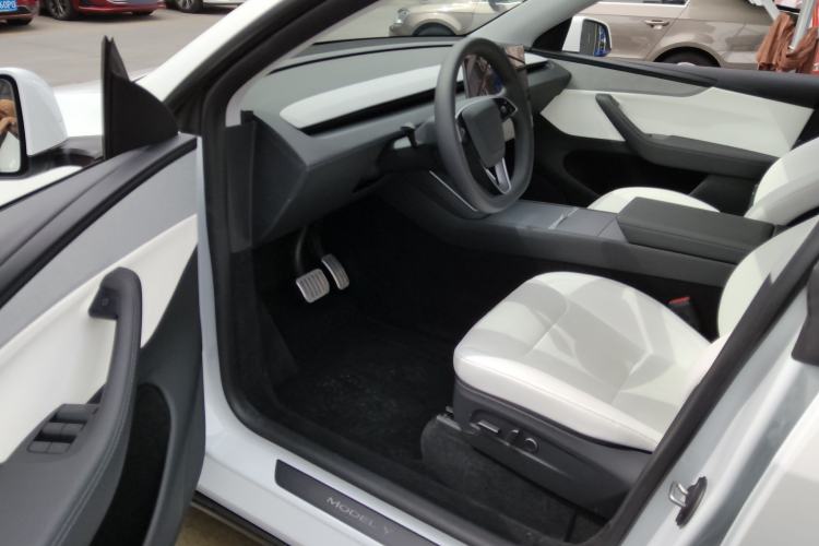Used Tesla Model Y 2025 Rear-Wheel-Drive Version
