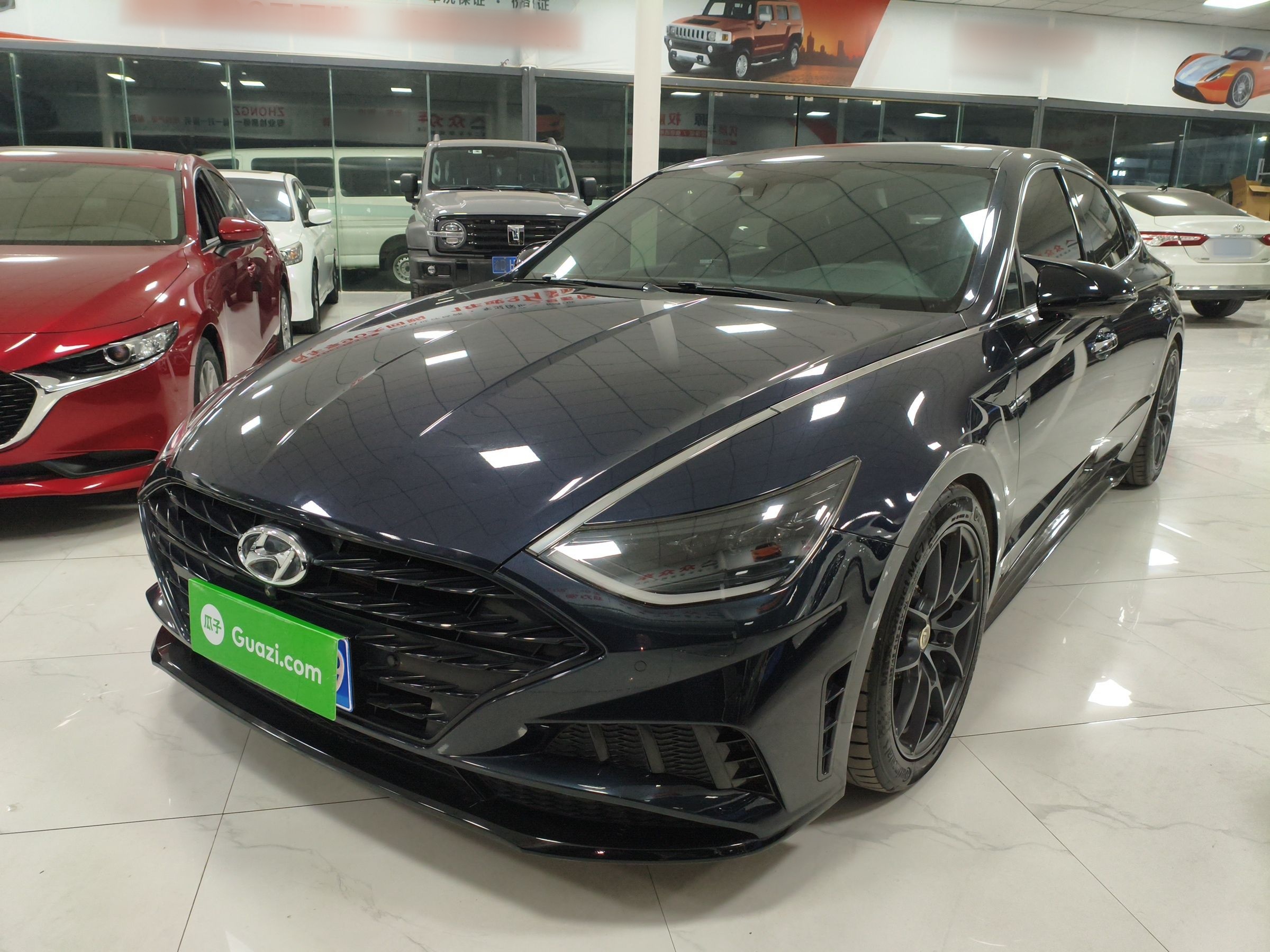 تحت مقدمة السيارة