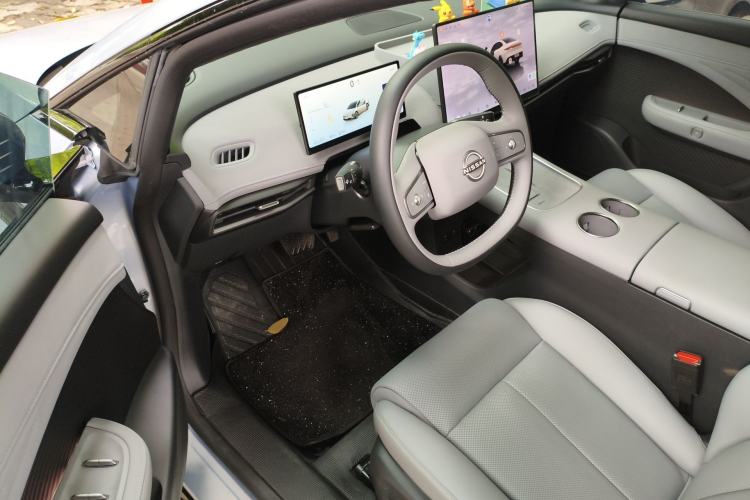 Used Nissan N7 2025 625 Max Driver Seat