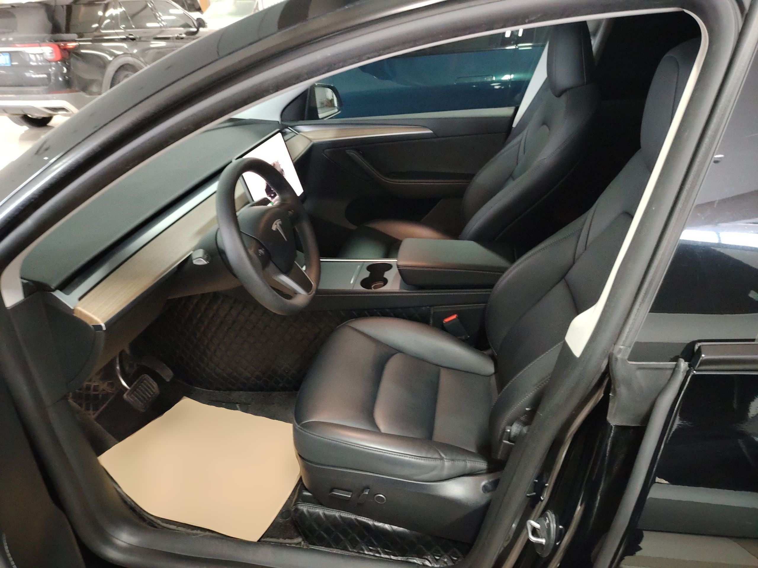 Переднее сиденье в автомобиле