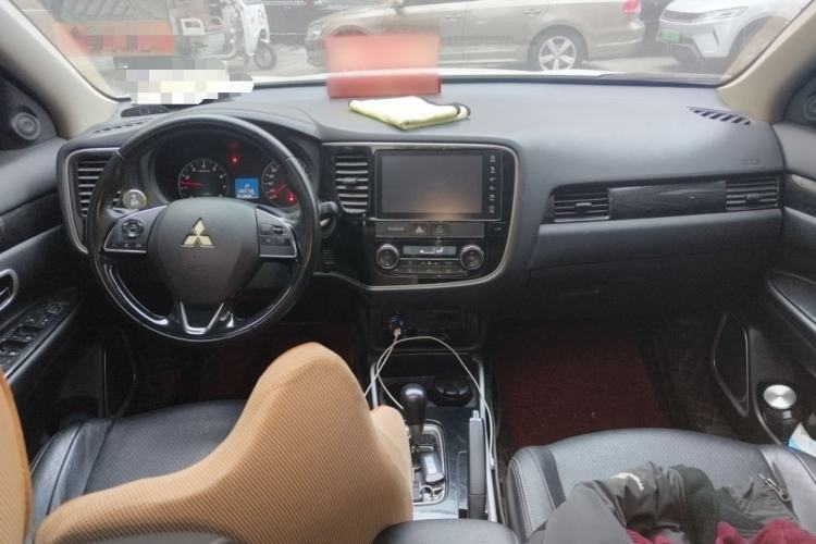 Used Mitsubishi Outlander 2017 2.0L Two-Wheel Drive Glory Edition 5 Seats Center Console