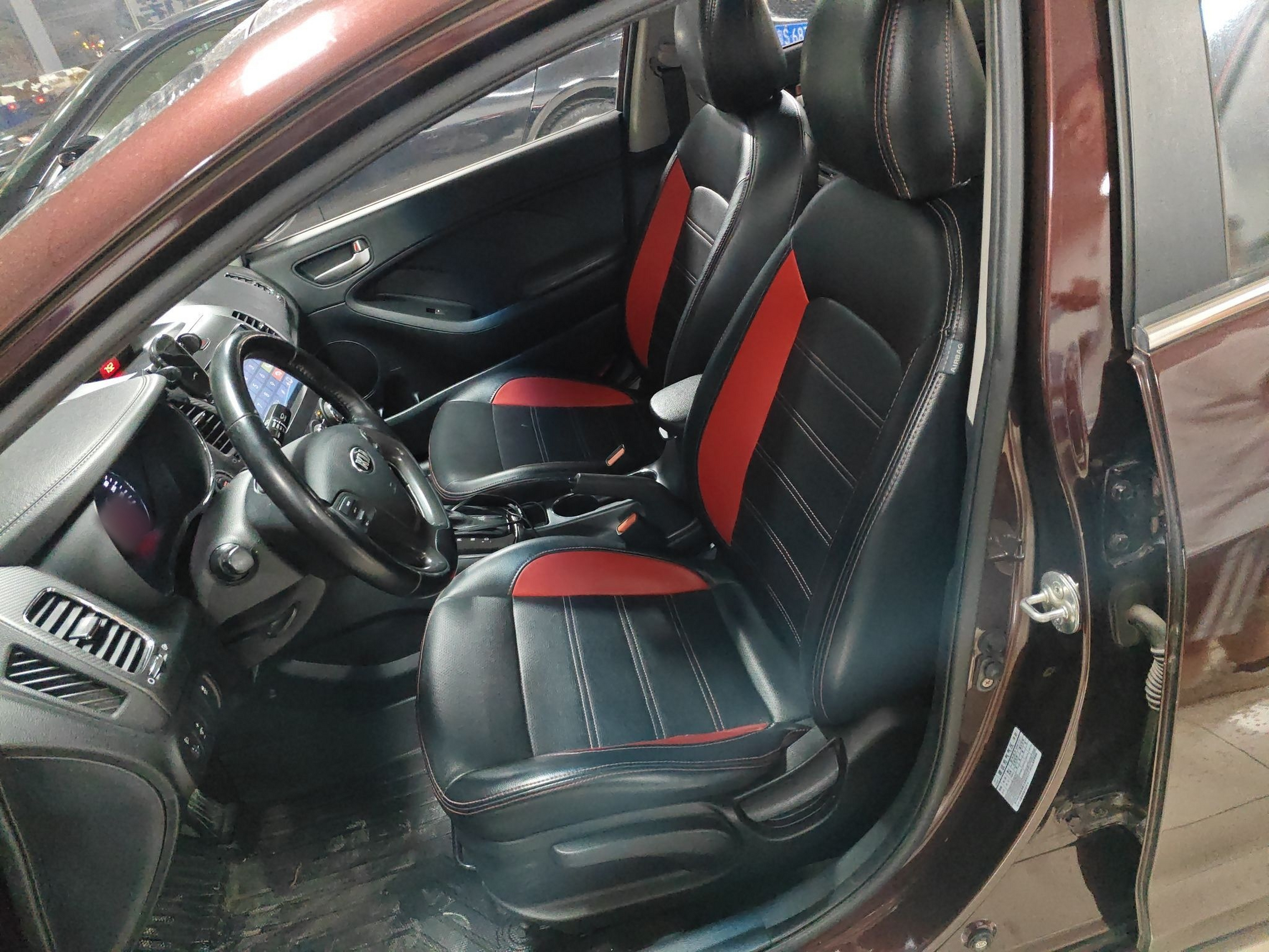 Переднее сиденье в автомобиле